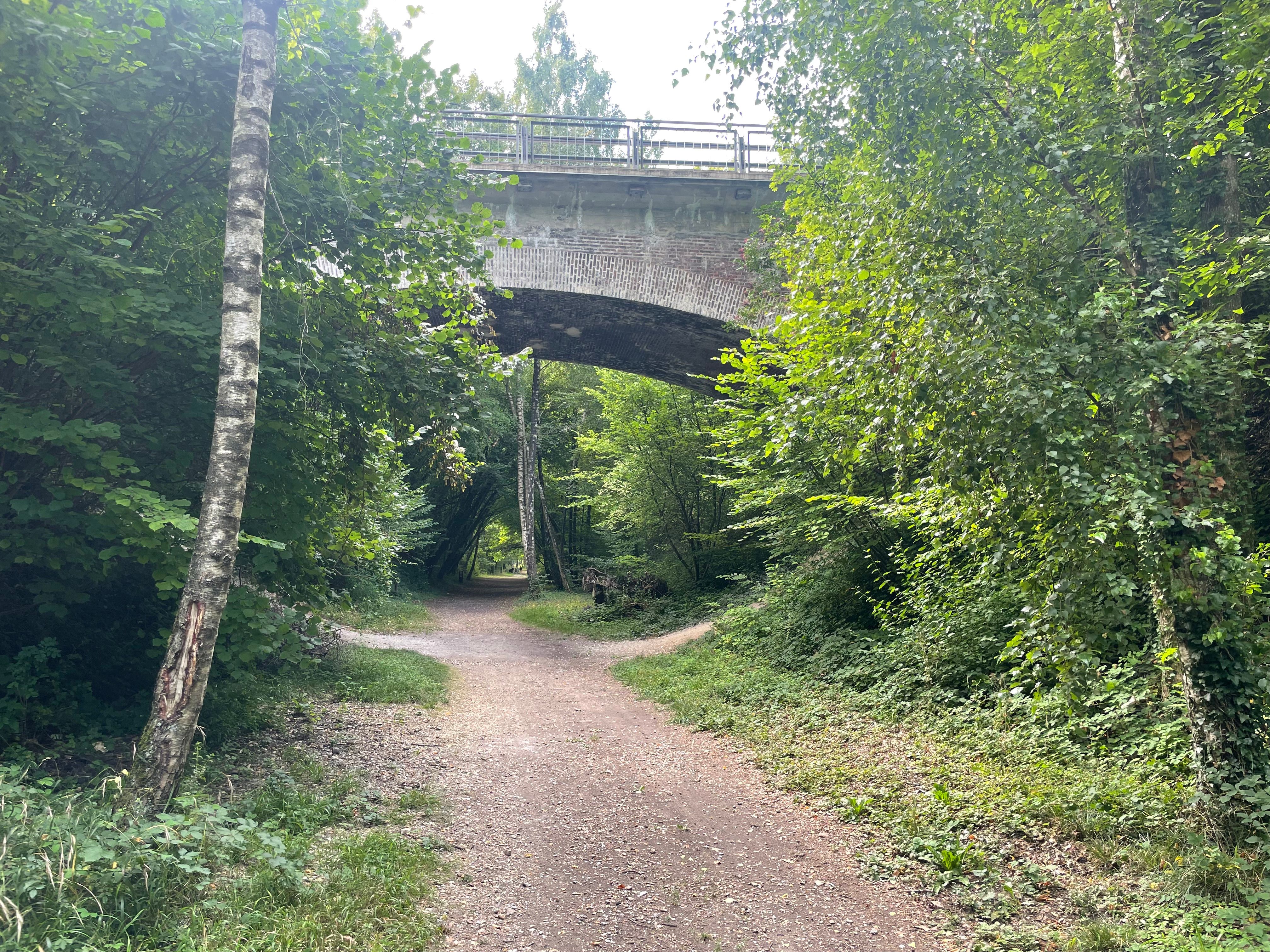 Un pont passant dessus de la voie verte
