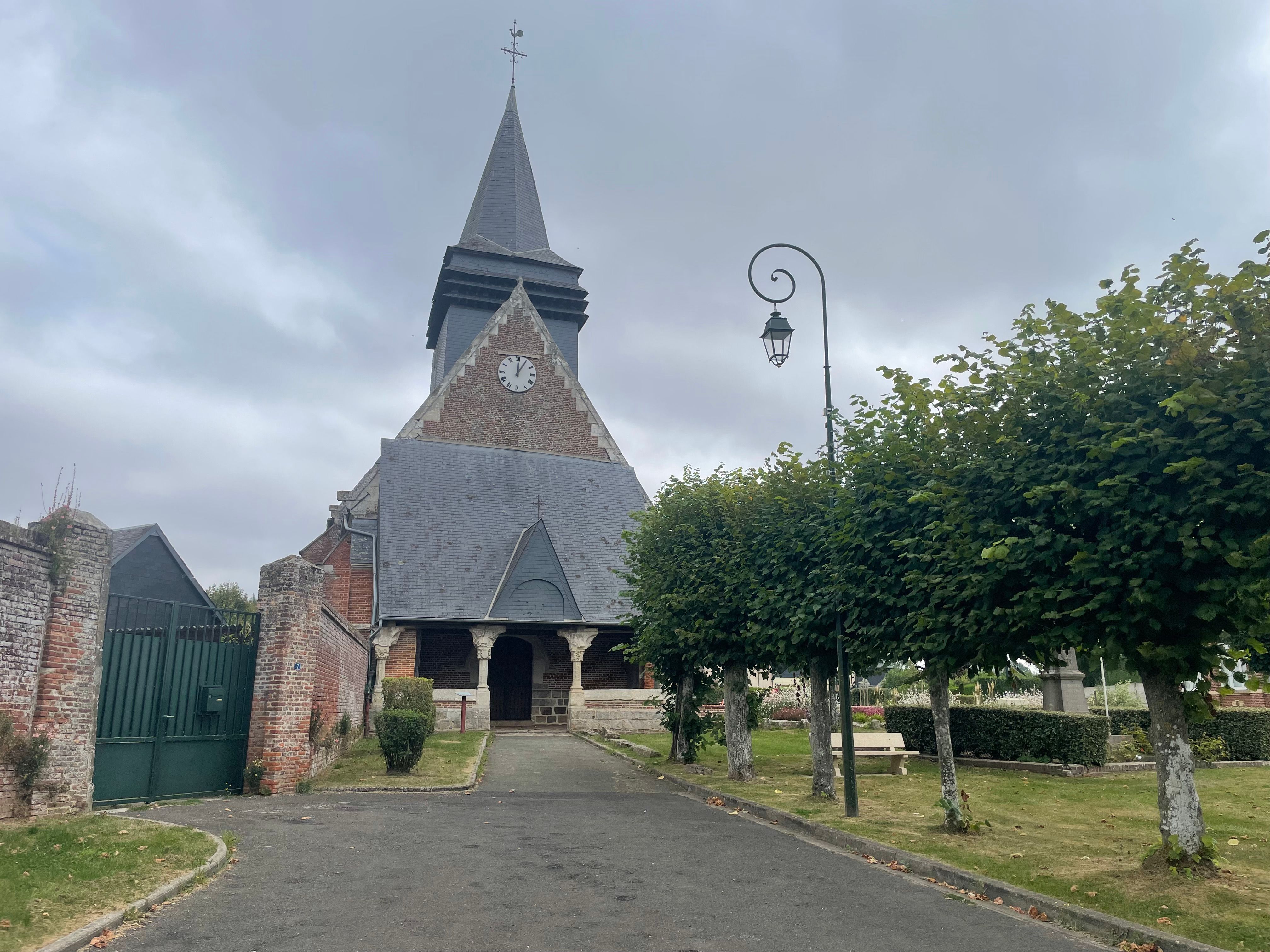 Petite église typique du sud de la Picardie et du nord de la Normandie. Le toit recouvert d'ardoises est pentu et descend bas, le clocher, recouvert d'ardoises aussi, est pointu. Unr rangée de petits tilleuls taillés, borde l'allée qui y mène.