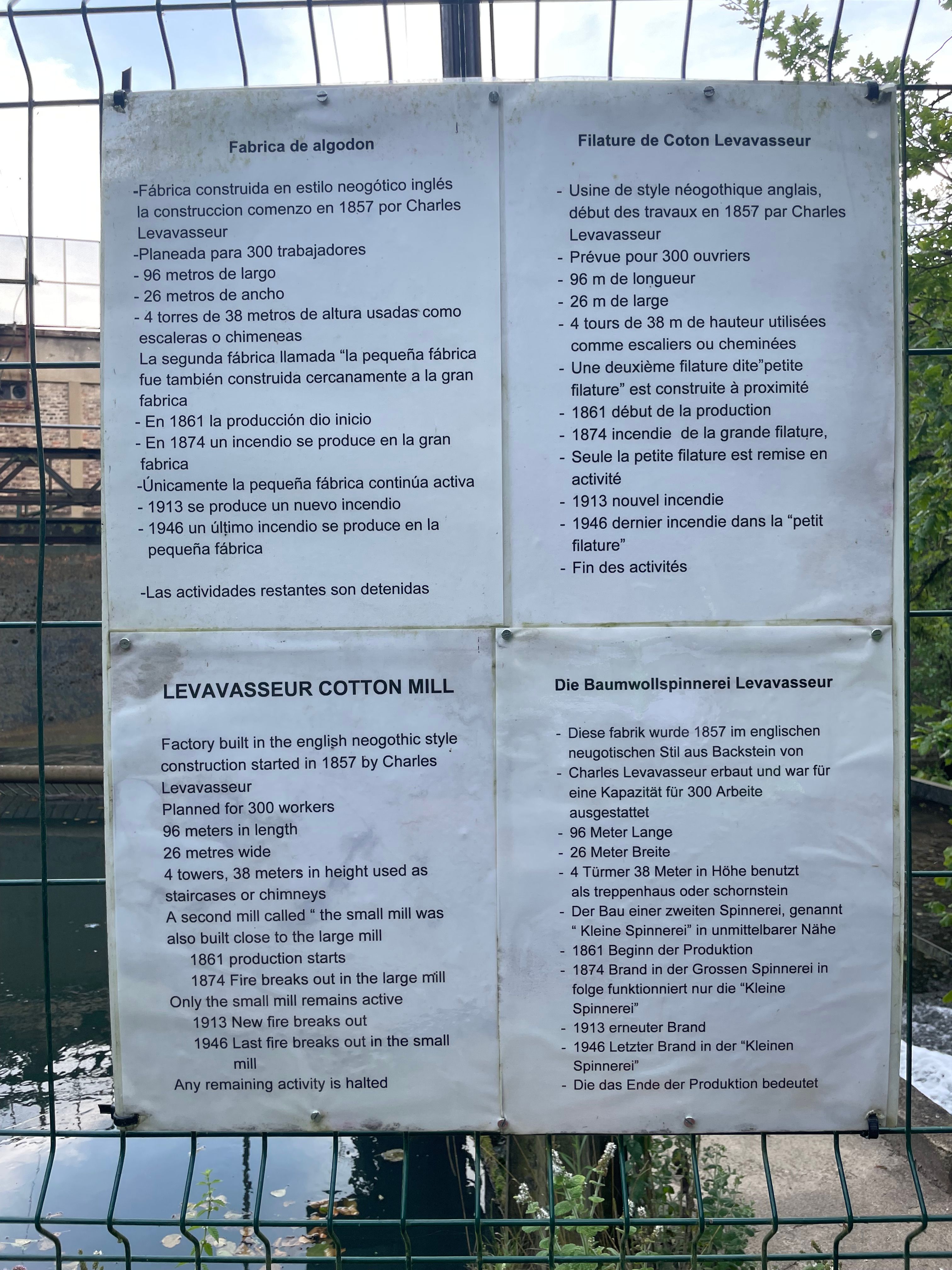 Pannonceau informatif sur l'ancienne filature: - Usine de style néogothique anglais, début des travaux en 1857 par Charles Levavasseur
- Prévue pour 300 ouvriers
- 96m de longueur
- 26m de large
- 4 tours de 38 m de hauteur utilisées comme escaliers ou cheminées
- Une deuxième filature dite 'petite filature' est construite à proximité
- 1861 début de la production
- 1874 incendie de la grande filature,
- Seule la petite filature est remise en activité
- 1913 nouvel incendie
- 1946 dernier incendie dans la 'petite filature'
- Fin des activités