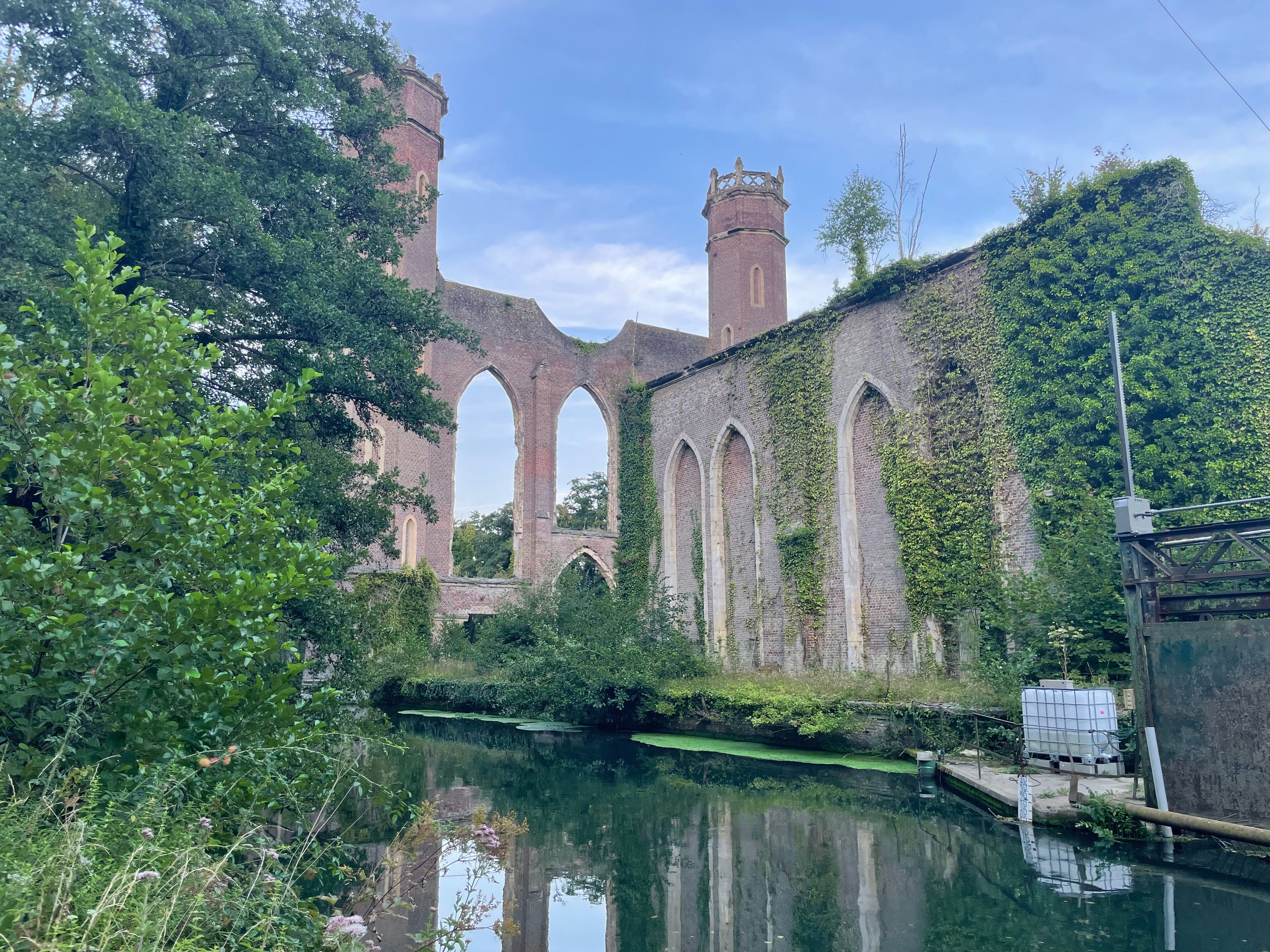 Vue arrière des ruines de l'ancienne filature Levavasseur. 2 tours reliées par un mur percé de grandes fenêtres à ogives de style gothique