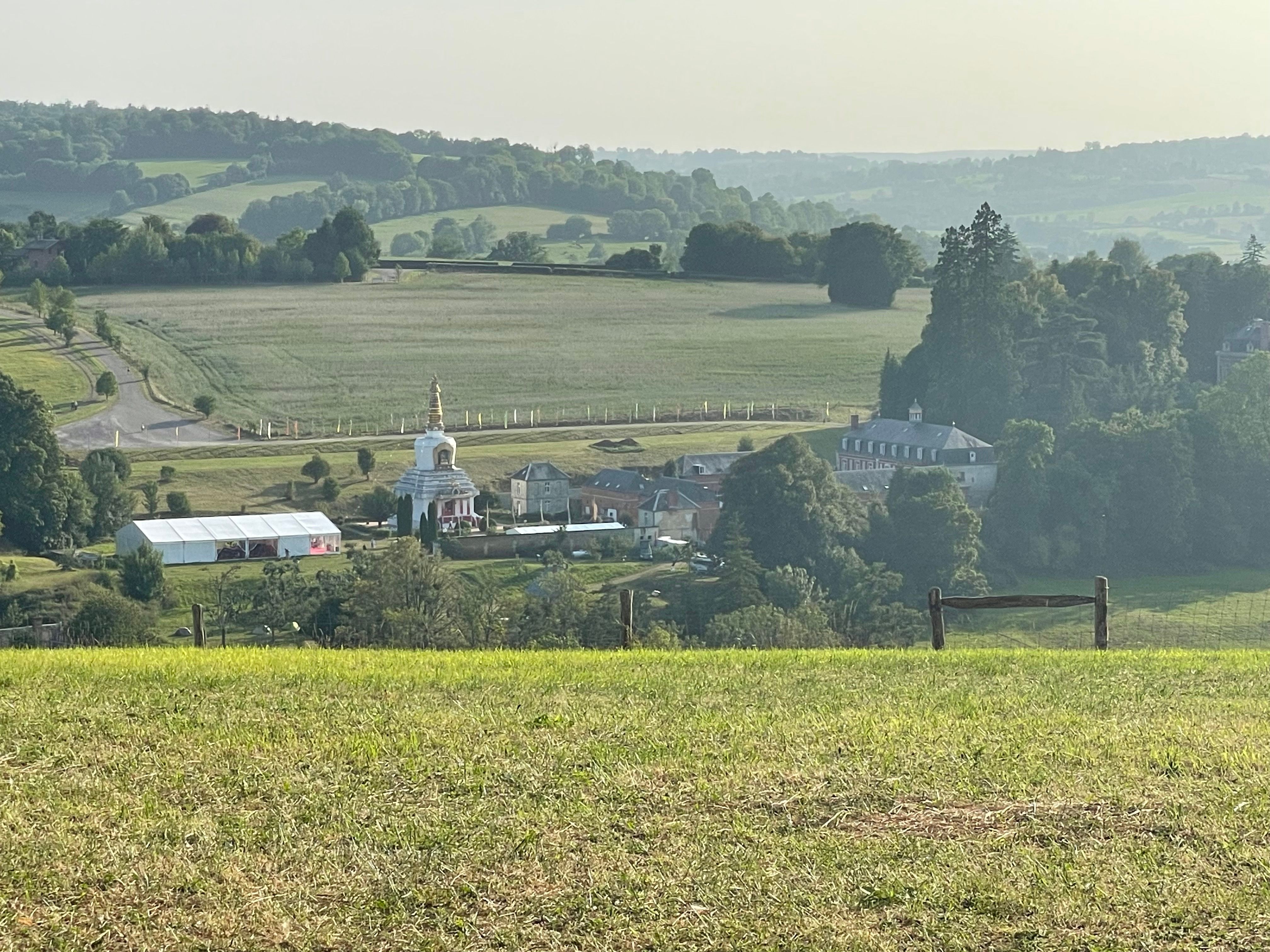 Photo prise au zoom du centre boudhiste du chateau d'Osmont. On distingue clairement le stūpa blanc surmonté d'une flêche dorée